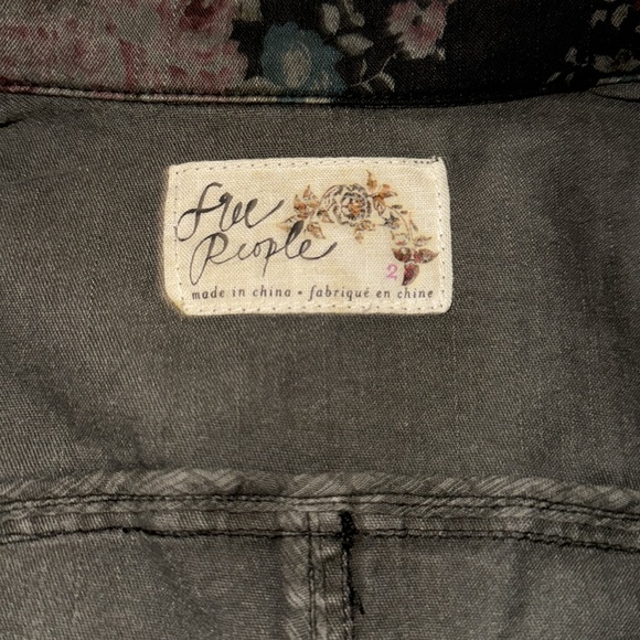 FREE PEOPLE black floral blazer. Like new condition. Size 2. - Picture 2 of 7